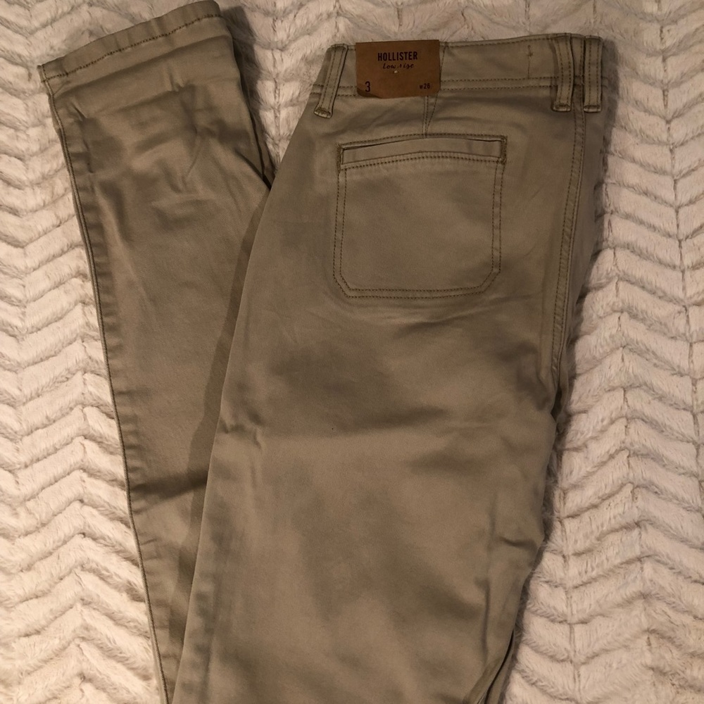 NWT Hollister Khaki Low Rise Size 3 W 26 (juniors) - Picture 1 of 4